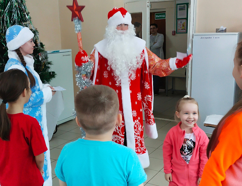 Новогоднее настроение в детской больнице с волонтёрами культуры