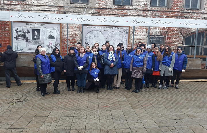 Студенты-волонтеры культуры благоустроили дворик дома Гончарова